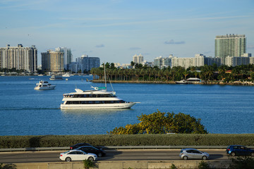 Obraz premium Yachts Past Macarthur Causeway