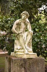 Fototapeta na wymiar Statue d'homme au jardin du Luxembourg à Paris, France