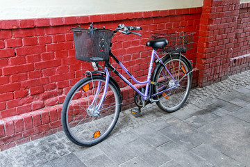Obraz premium Bicycle parked by the brick wall in Wiesbaden, Hesse, Germany