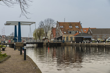 Obraz premium Zugbrücke am Rande des Stadtzentrums Richtung Westen. Lemmer, Friesland, Niederlande