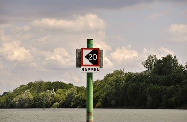 Panneau de signalisation fluviale.