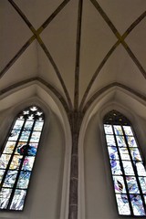 Kirchenfenster mit Rippengewölbe
