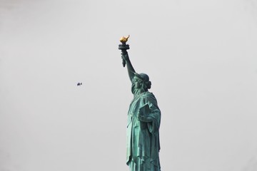 Fototapeta na wymiar Statue de la liberté - hélicoptère