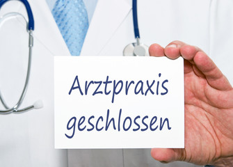 Arztpraxis geschlossen - Arzt mit Schild und Text