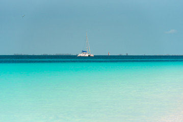 Obraz premium Yacht at the beach Playa Paradise of the island of Cayo Largo, Cuba. Copy space for text.