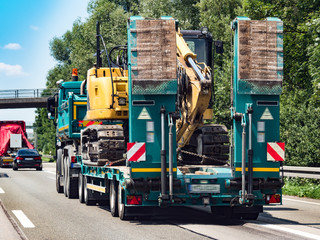Schwertransport auf Autobahn