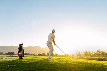 Tableaux ronds sur plexiglas Anti-reflet Golf Professional male golfer taking shot on golf course