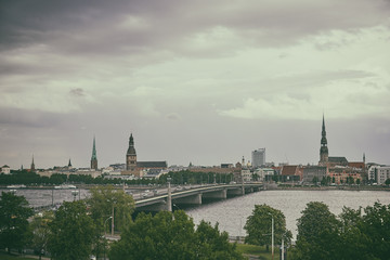 Naklejka premium Panorama centrum Rygi w pochmurny dzień latem