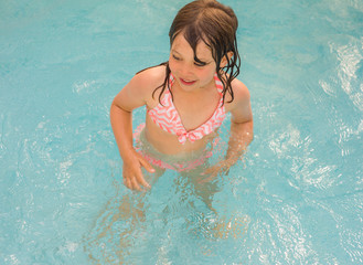 enfant jouant dans l'eau.