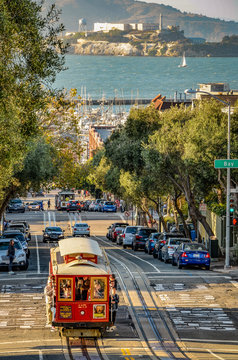 Cable Car in San Francisco mit Alcatraz im Hintergrund