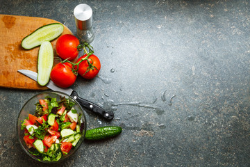 Приготовление салата на столешнице.