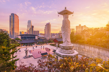 Sunset at Bongeunsa temple of downtown skyline in Seoul City, South Korea - obrazy, fototapety, plakaty