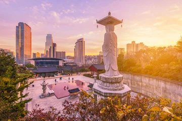 Foto auf Acrylglas Sonnenuntergang am Bongeunsa-Tempel der Skyline der Innenstadt in Seoul City, Südkorea © CJ Nattanai