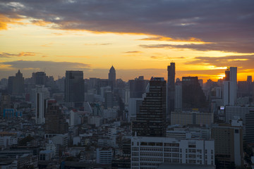Obraz premium Bangkok skyline downtown business and residetrail district at dusk