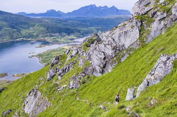Une femme sur un chemin de montagne