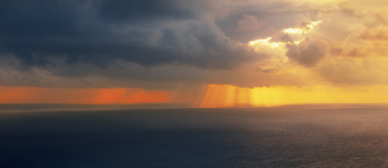 Obraz premium View of the overcast sky