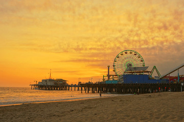 rueda de la fortuna al atardecer en la playa