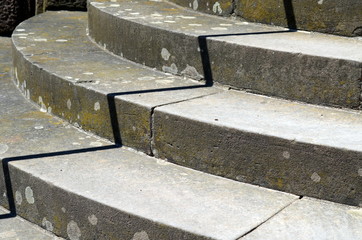 Schatten eines Geländers auf runder Treppe