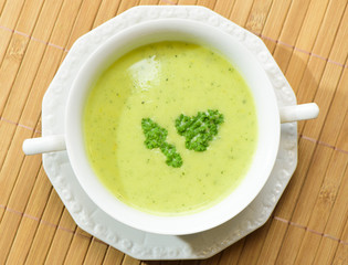 Frische Zucchinicremesuppe