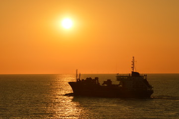 Schiff im Sonnenuntergang