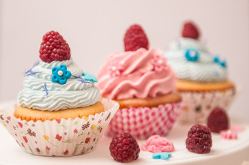 cupcakes with tonka, almond, raspberries