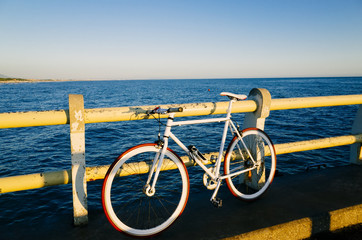 Obraz premium Hip bicycle in front of sea