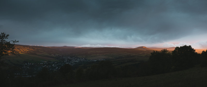 dramtischer Sonnenuntergang im Erzgebirge