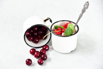 Porridge with seasonal fruits
