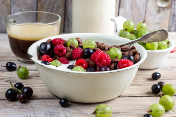 Chocolate cornflakes with berries