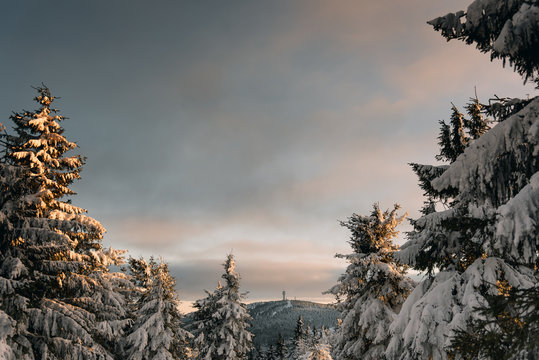 Blick vom Fichtelberg zum Klinovec im Erzgebige bei Sonnenuntergang im Winter