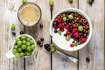 Chocolate cornflakes with berries