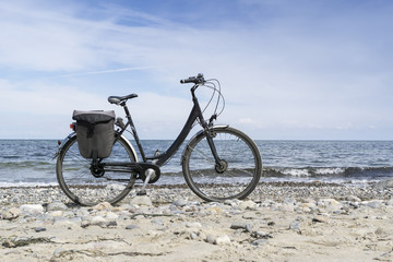 Fototapeta na wymiar bicycle standing on the beach.