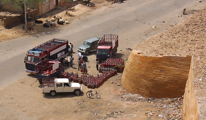 Händler verkaufen Gasflaschen unterhalb der Festung von Jaisalmer in Rajasthan, Indien