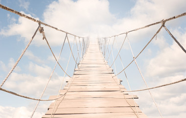 Fototapety  most linowy z drewnianymi deskami na niebie