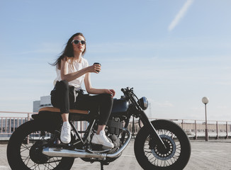 Naklejka premium Rowerzysta kobieta na motocyklu