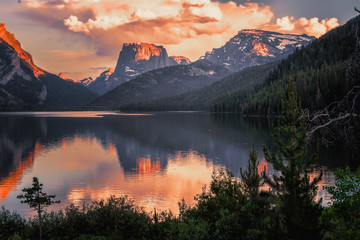 Square Top Mountain and Lower Green River Lake - obrazy, fototapety, plakaty