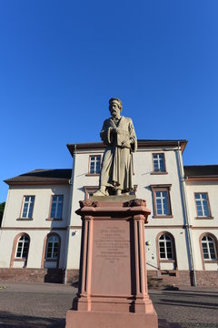Das Peter Sch&ouml;ffer-Denkmal in Gernsheim