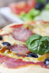 Nahaufnahme einer Pizza mit Basilikum