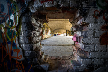 Blick durch ein Loch in einer Mauer im Lost Place Hannover