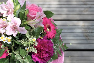 wunderschöner rosa Blumenstrauß, Blumen schenken, Zeichen der Liebe, natürliche Dekoration