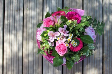 Fototapeta na wymiar wunderschöner rosa Blumenstrauß, Blumen schenken, Zeichen der Liebe, natürliche Dekoration