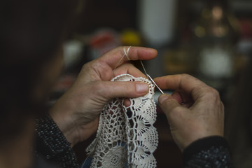 Lace, making lace