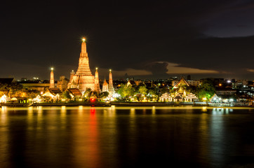 Fototapeta na wymiar The Temple of Dawn in Bangkok, Thailand. Wat Arun, on Chao Phraya river and a beautiful night sky in Bangkok, Thailand.