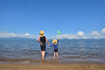 夏の湖・湖畔のファミリー