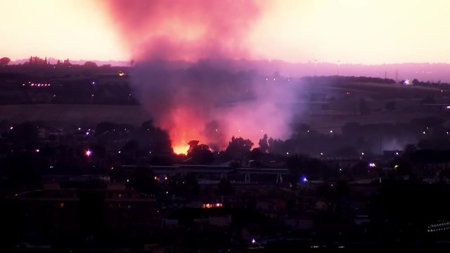 Incendio al tramonto all'orizzonte long shot