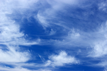 Синее небо и белые облака.