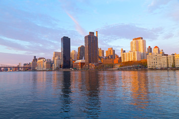 Obraz premium A view on Manhattan from Roosevelt Island at sunrise, New York, USA. East rivet and Manhattan panorama at dawn.