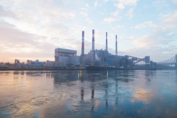 Photo sur Aluminium Ville sur leau Infrastructure de la ville de New York sur la rive de l& 39 East River à l& 39 aube. Centrale électrique avant le lever du soleil sur un matin brumeux.