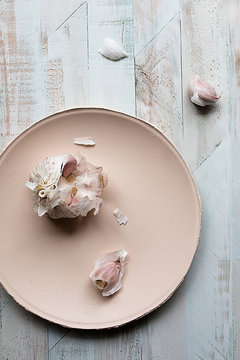 garlic on pink plate