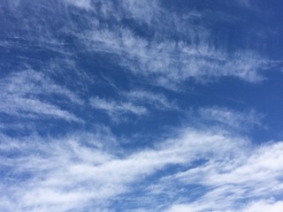 Fototapeta premium Wolkenformation mit Schleierwolken am blauen Himmel
